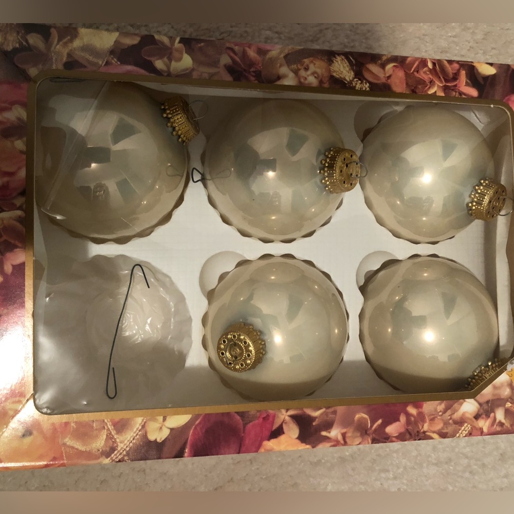 Christmas Tree Ornaments (5 white)